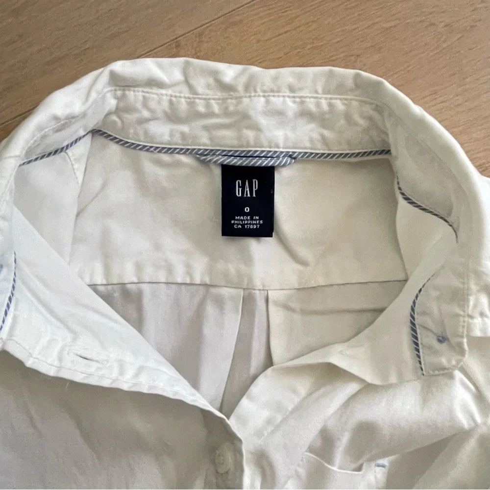 GAP Women’s Long Sleeve Button Down Shirt - Picture 6 of 10